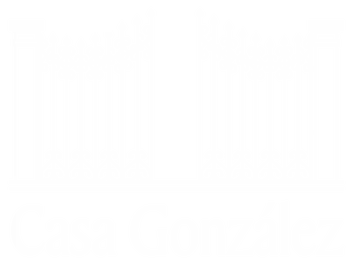 Logo del Hotel Casa González con una reja abierta que da la bienvenida a sus huéspedes.